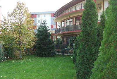 Vând o Vilă "Vip 1" - Ds.+P.+1Et.+M. - 14 cam. mari, o casă și 2 terenuri - 2