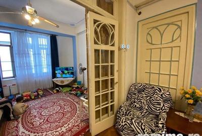 Apartament cu 5 camere semidecomandat, mobilat în P-ța Universității