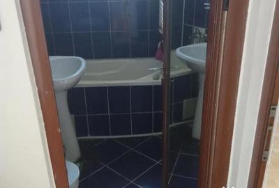 Apartament cu 3 camere semidecomandat în Obor