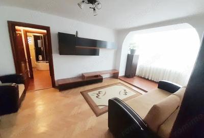 Apartament cu 3 camere semidecomandat în Calea București