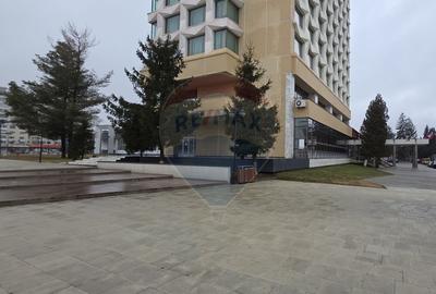 Spațiu comercial, de 295 mp, în Central - 8