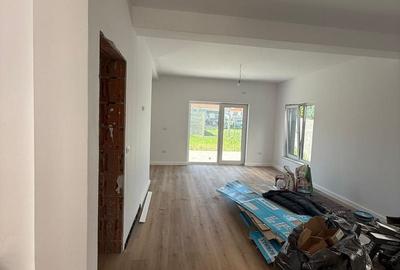 Duplex cu 5 camere cu Canalizare în Dumbrăvița