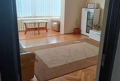 Apartament cu 3 camere decomandat, mobilat în Central