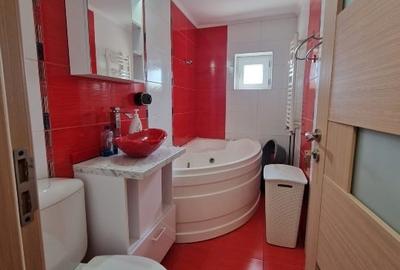 Apartament decomandat cu 4 camere, cu centra termica, A/C, 2 bai