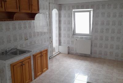 Apartament trei camere decomandat, etaj patru bloc 1986, centrala, simplu, liber - 4