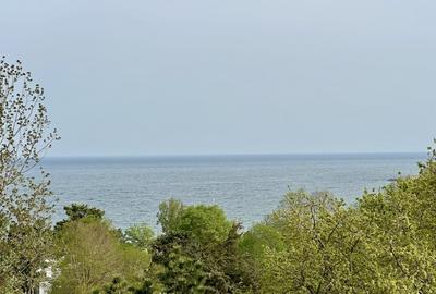 Vedere frontala catre mare de la inaltime si  langa plaja