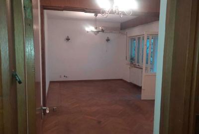 Apartament cu 3 camere semidecomandat în Pajura