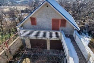 Casă mare cu 2 corpuri în Roznov | 450 mp construiți | Garaj dublu | 110.000 € - 2
