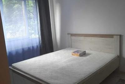 Apartament cu 2 camere semidecomandat, mobilat în Podul de Piatră
