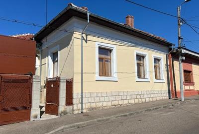 Casă individuală cu 5 camere cu Teren 400 Mp în Central