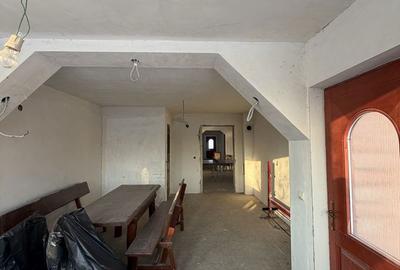 Casă cu 4 camere în Central - 2