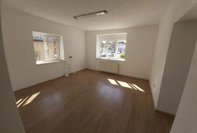 Spațiu comercial, de 70 mp, în Central - 8