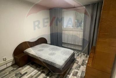 Apartament cu 3 camere decomandat, mobilat în Rovine