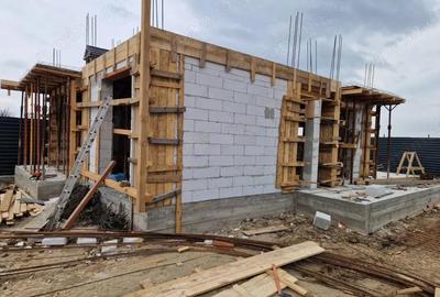 Casă cu Teren 450 Mp în Central - 2