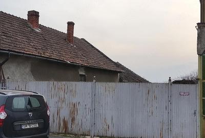 Casă cu Teren 1886 Mp în Central - 2