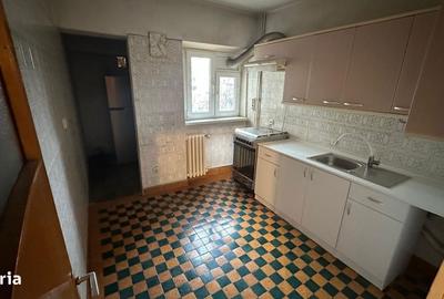 Apartament cu 3 camere decomandat în 1 Mai - 5
