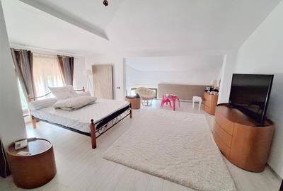 Casă cu 7 camere cu Teren 360 Mp în Central - 11
