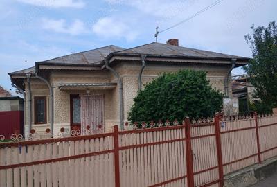 Casă cu 5 camere cu Teren 3000 Mp în Central