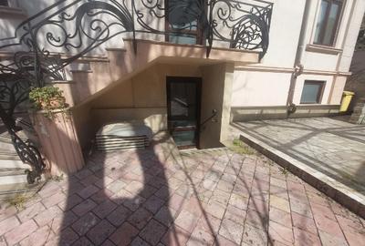 Spațiu comercial, de 430 mp, în Central - 3