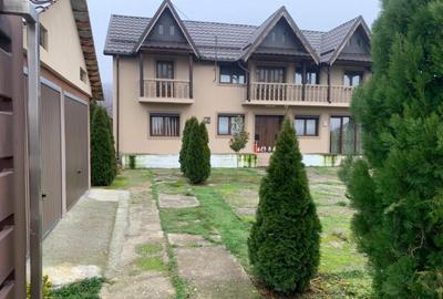 Casă cu 7 camere cu Teren 4500 Mp în Central