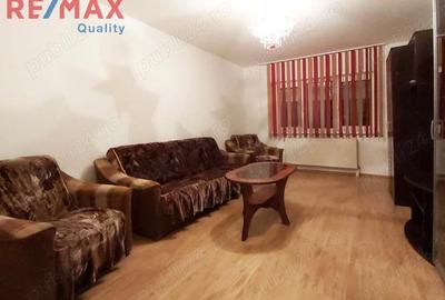PROPRIETAR,inchiriez ap.2 camere decomandate Strand.et.3 - 10