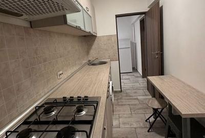 Garsonieră în Titan - 2