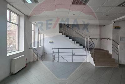 Spațiu comercial, de 450 mp, în Central - 3