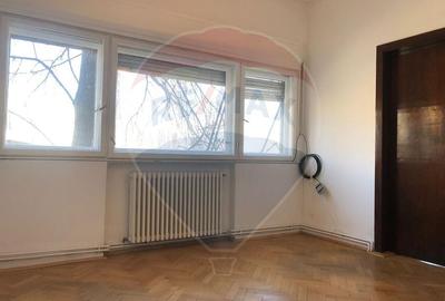 Apartament cu 4 camere nemobilat in P-ta Victoriei langa Orange - 13