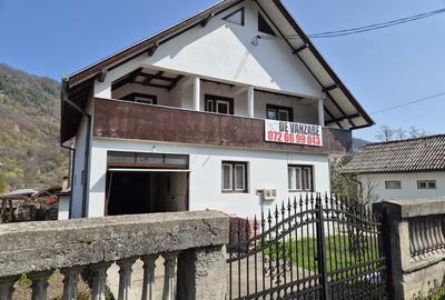 Casa cu 5 camere in Brezoi - zona centrala, dar linistita!