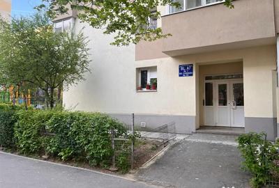 Apartament cu 4 camere semidecomandat în Central