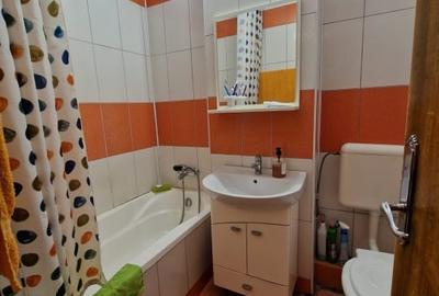 Piata Ramnicu Sarat - 3 camere decomandatE, 64 mp, balcon, etaj 5/10, metrou - 6