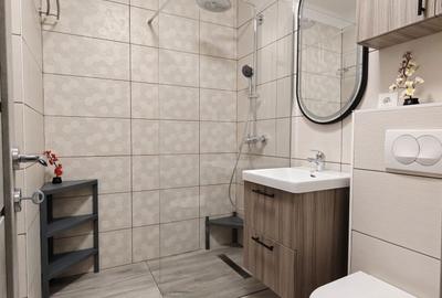 Apartament cu 3 camere semidecomandat în Berceni