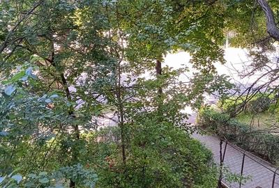 Vand apartament 2 camere, la et.1 in Giurgiu cu vedere in Sos.Bucuresti, in blocul Motanul Incal?at. - 2