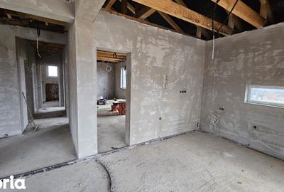 Casă cu 4 camere cu Teren 530 Mp în Groși