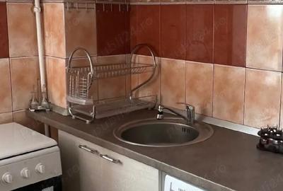 Garsonieră decomandată în Tractorul