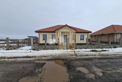 Casă individuală cu 4 camere cu Canalizare în Sânpetru - 1