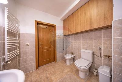 Casă individuală cu 8 camere cu Canalizare în Moieciu - 40