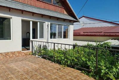 De inchiriat - casa P+1E+M - zona Port, langa liceul de Marina - 1