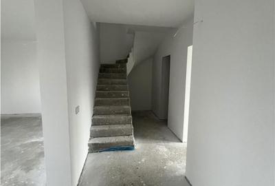 Casă cu 4 camere decomandat cu Canalizare în Șelimbăr