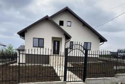 Casa 4 camere , 450 mp teren, beci, canalizare, Miroslava