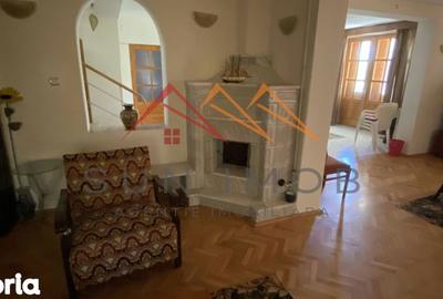 Casă cu 7 camere cu Teren 3100 Mp în Poiana - 1