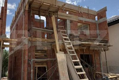 Casă cu Teren 200 Mp în Preajba