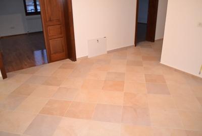 Închiriem birou 67 mp(et.1)-600€, 76 mp(mansarda inalta)- 450€ în zona centrala - 10