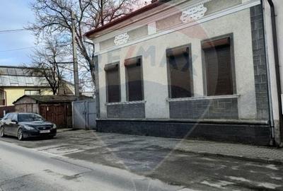 Casă cu 5 camere cu Teren 809 Mp în Central