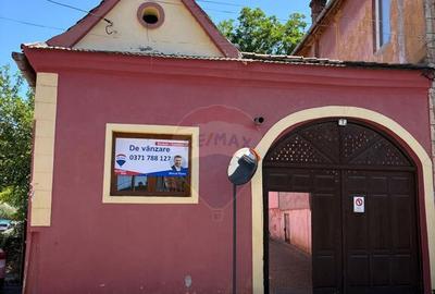 Casa cu 2 camere de vanzare in zona centrala