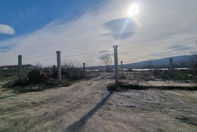 Teren de 4200 mp, în Gura Văii - 4