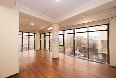 Apartament cu 4 camere semidecomandat în Central - 1