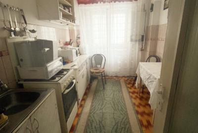 Apartament trei camere - Zona Școala nr. 10 - etaj 2 - 4