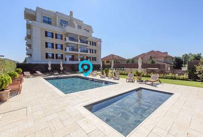 Apartament cu 3 camere semidecomandat, mobilat în Central