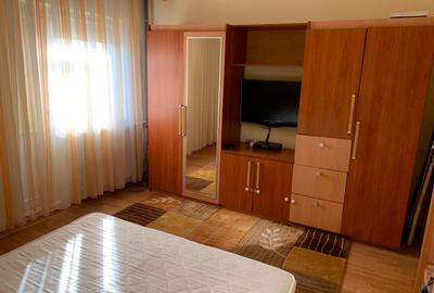 Vând apartament 2 camere decomandat, etaj 1/4, 1 Mai - 5